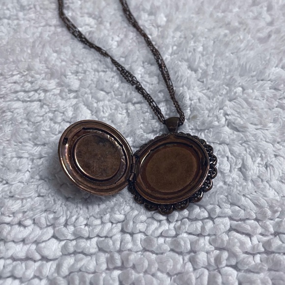 Floral Locket - Picture 4 of 7
